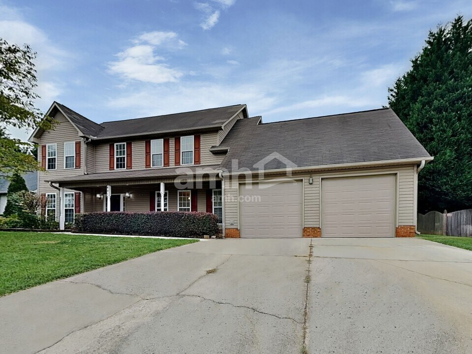 401 Tar Heel Ln in Kernersville, NC - Building Photo