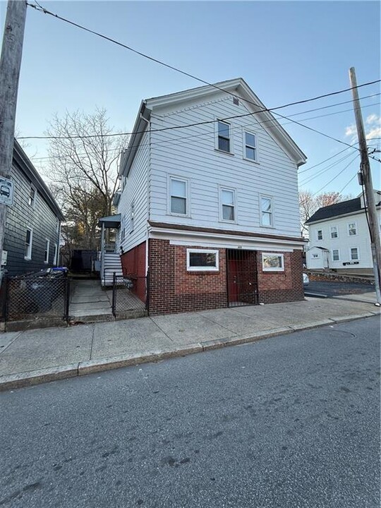 800 Douglas Ave in Providence, RI - Building Photo