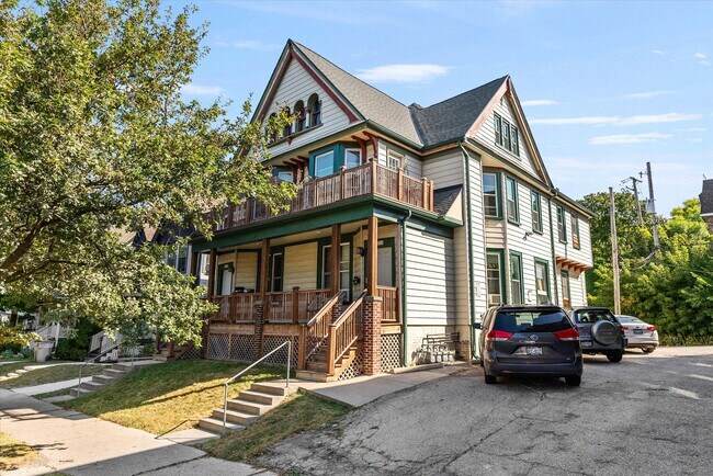 2716 N Murray Ave in Milwaukee, WI - Building Photo - Building Photo
