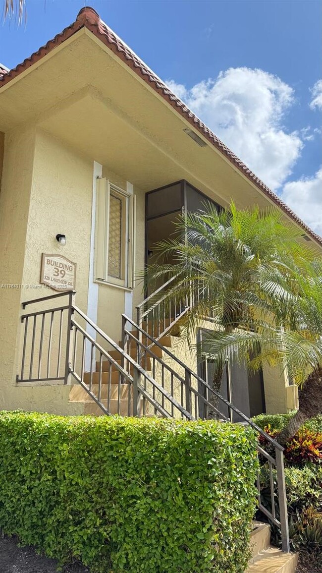 325 Lakeview Dr in Weston, FL - Building Photo - Building Photo