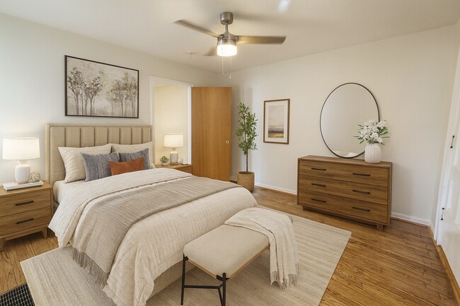 2458 Duck Creek Rd, Unit Floor 2 in Cincinnati, OH - Building Photo - Building Photo