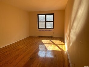 12 Welwyn Rd in Great Neck Plaza, NY - Building Photo - Building Photo