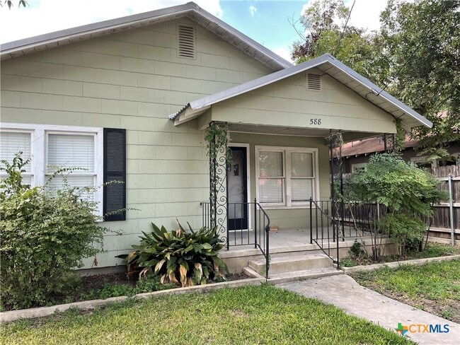 588 S Castell Ave in New Braunfels, TX - Building Photo - Building Photo