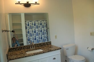 1020 Burns Ave, Unit 1020 A in St. Paul, MN - Foto de edificio - Building Photo