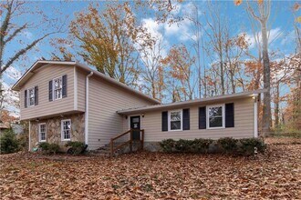 888 Chartley Dr SW in Lilburn, GA - Building Photo - Building Photo