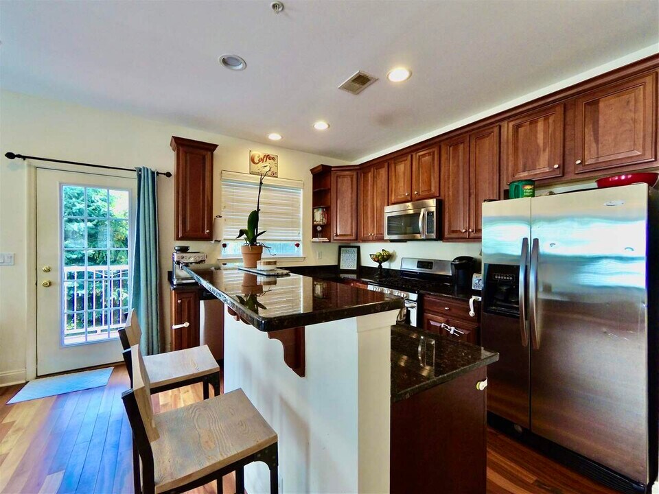11 Mallard Pl in Secaucus, NJ - Building Photo