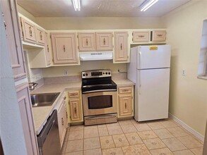 4025 N Nob Hill Rd in Sunrise, FL - Building Photo - Building Photo