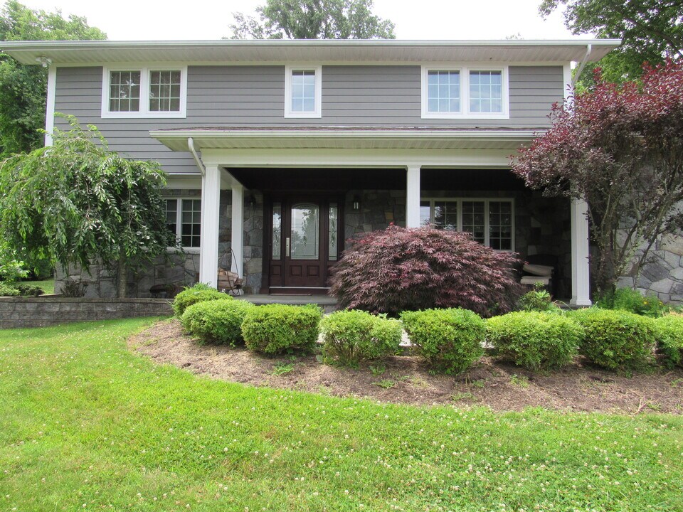 10 Foxwood Ln in Thornwood, NY - Building Photo