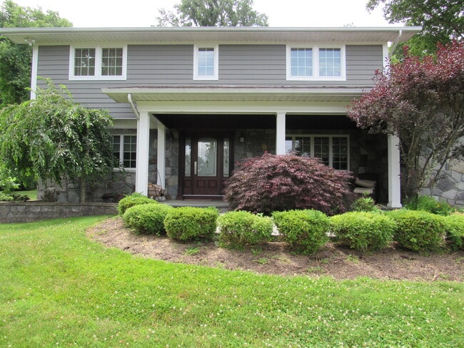 property at 10 Foxwood Ln