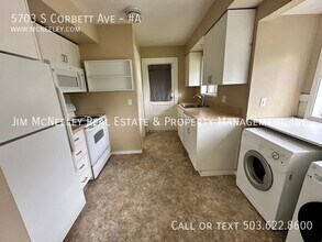 5703 S Corbett Ave in Portland, OR - Building Photo - Building Photo
