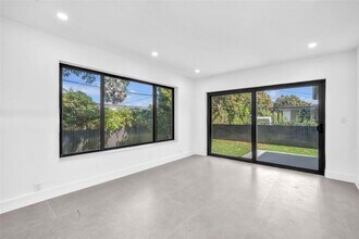 8011 SW 18th Ter in Miami, FL - Foto de edificio - Building Photo