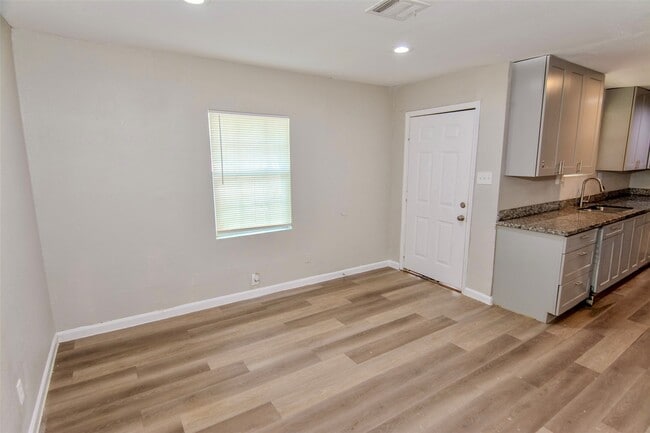 904 Mobile Dr in Pasadena, TX - Building Photo - Building Photo