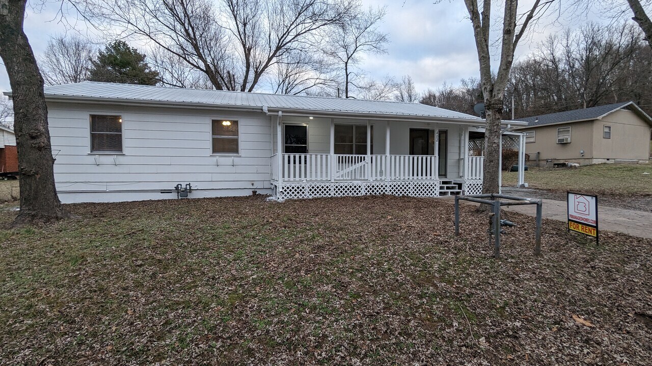 402 Hickory St in Noel, MO - Building Photo