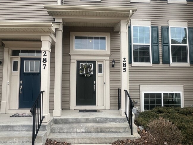 285 Lakeshore Dr in Oswego, IL - Building Photo - Building Photo