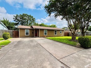 2413 Kingsdale Dr in Deer Park, TX - Building Photo - Building Photo