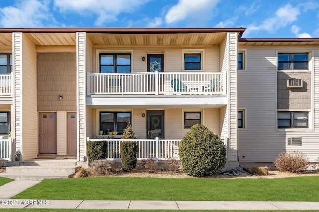 98 Wharfside Dr in Monmouth Beach, NJ - Foto de edificio - Building Photo
