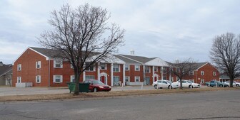 Country Club Apartments in Augusta, KS - Building Photo