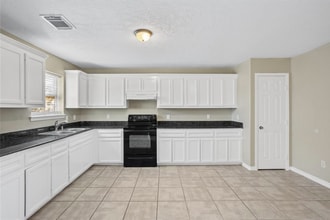 605 Center St, Unit B in Pasadena, TX - Building Photo - Building Photo