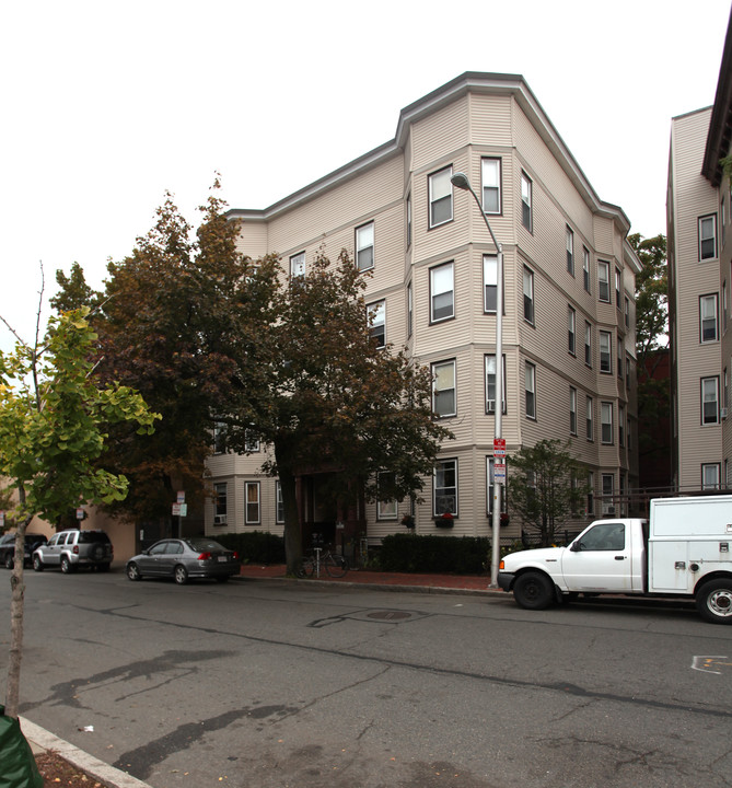 77 Bishop Allen Dr in Cambridge, MA - Foto de edificio