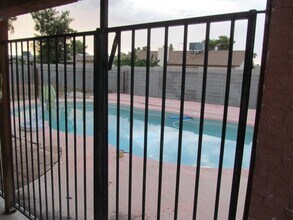 860 E Hampton Ave in Mesa, AZ - Foto de edificio - Building Photo