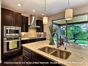 652 17th Ave W in Kirkland, WA - Foto de edificio - Building Photo