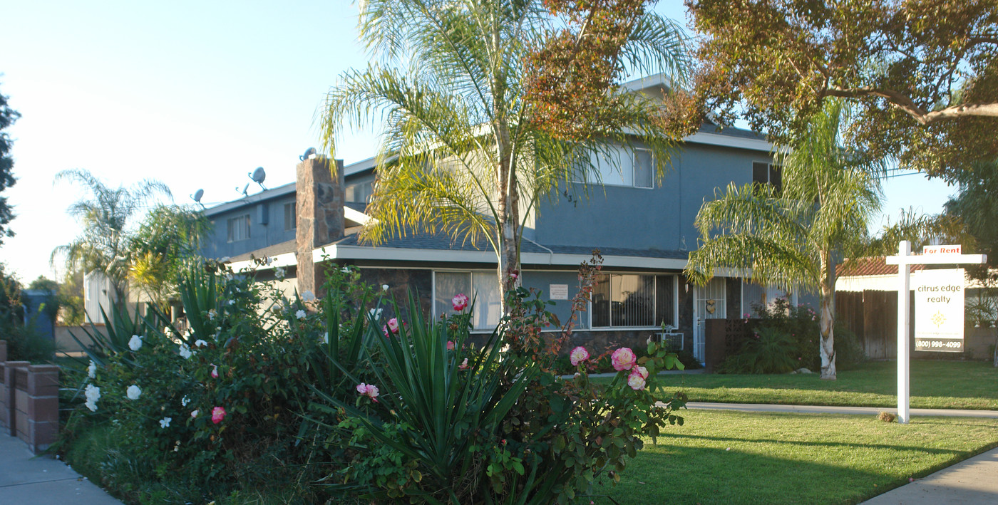 437 N Oakbank Ave in Covina, CA - Foto de edificio