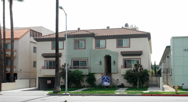 Courtyard Townhomes in Van Nuys, CA - Building Photo - Building Photo