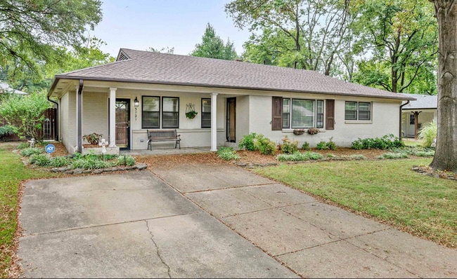 property at 5121 Lynbar Ave