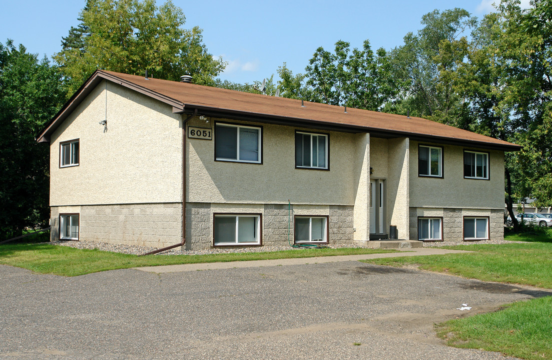 6051 50th St N in Oakdale, MN - Building Photo