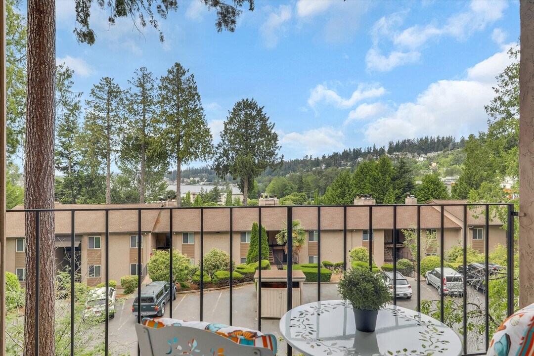 11643 100th Ave NE in Kirkland, WA - Building Photo