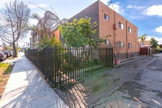 731-745 Orange Avenue in Long Beach, CA - Foto de edificio - Building Photo