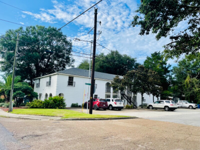 600 E University Ave in Lafayette, LA - Building Photo