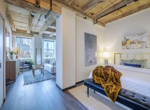 1645 W Ogden Ave, Unit 653 in Chicago, IL - Foto de edificio - Building Photo