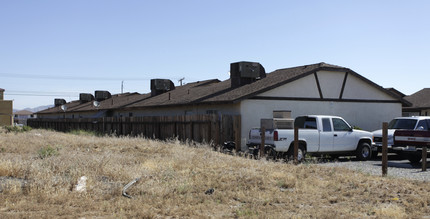 15952 Sequoia Ave in Hesperia, CA - Building Photo - Building Photo