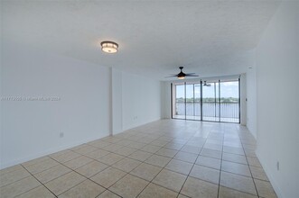 20850 San Simeon Way, Unit 506-5 in Miami, FL - Foto de edificio - Building Photo