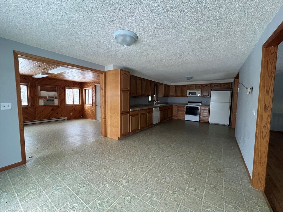 14889 65th Ave NW in Cass Lake, MN - Foto de edificio