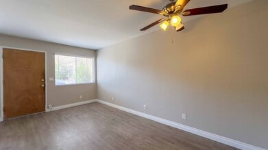 4960-4970 Auburn Drive in San Diego, CA - Foto de edificio - Interior Photo