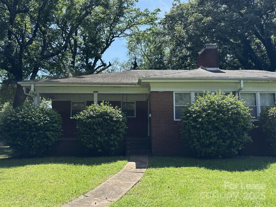 2002 Weststone Dr in Charlotte, NC - Building Photo