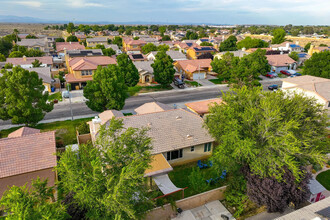 1258 W Avenue H7 in Lancaster, CA - Foto de edificio - Building Photo
