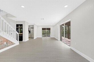 10065 NW 54th Terrace in Miami, FL - Building Photo - Building Photo