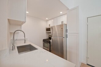 5540 Owensmouth Ave, Unit 312 in Woodland Hills, CA - Building Photo - Building Photo