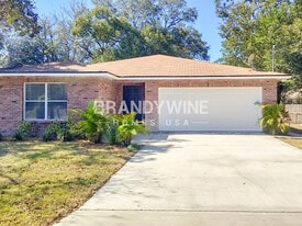 8810 N Orangeview Ave, Unit Private Upgraded in Tampa, FL - Building Photo