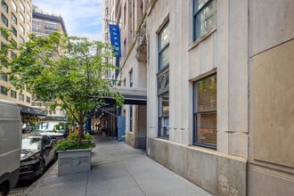 40 E 61st St in New York, NY - Foto de edificio - Building Photo