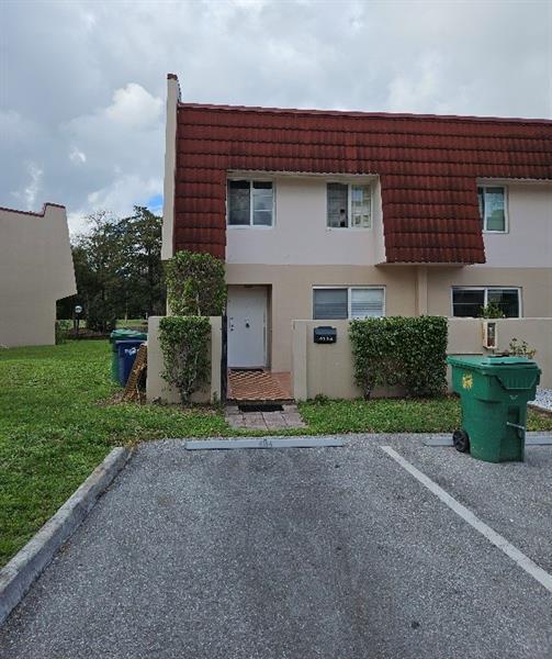 property at 4114 Inverrary Dr