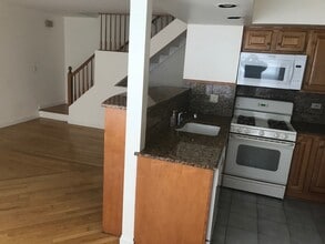 320 W Inverrary Ln in Deerfield, IL - Building Photo - Building Photo