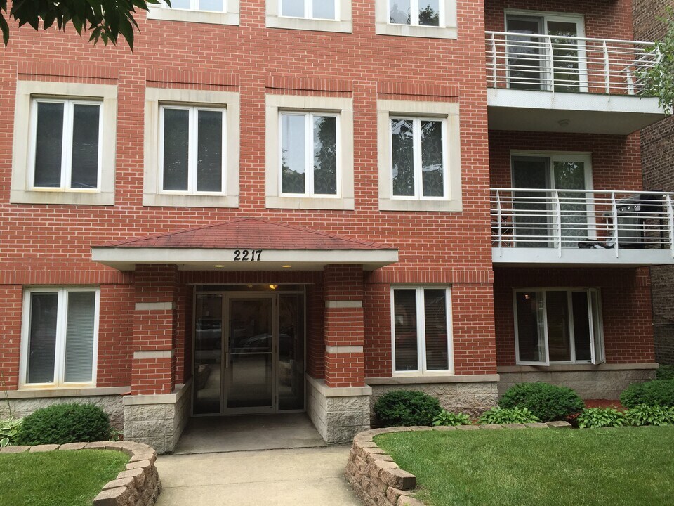 2217 W Farwell Ave, Unit 2B in Chicago, IL - Building Photo