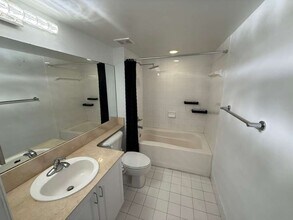 1155 Brickell Bay Dr, Unit 606 in Miami, FL - Foto de edificio - Building Photo