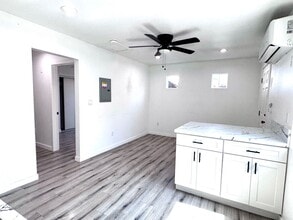 841 1/2 West 64th Street in Los Angeles, CA - Foto de edificio - Building Photo