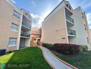 6292 NW 186th St in Hialeah, FL - Building Photo - Building Photo