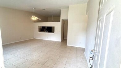 2844 Stoneway Ln in Fort Pierce, FL - Foto de edificio - Building Photo